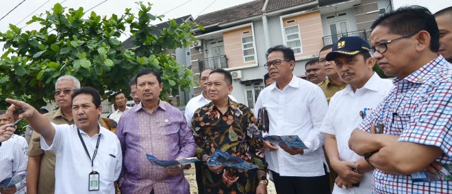 Kepala BWSS VI sedang menunjuk lokasi pembangunan beronjong di danau sipin.